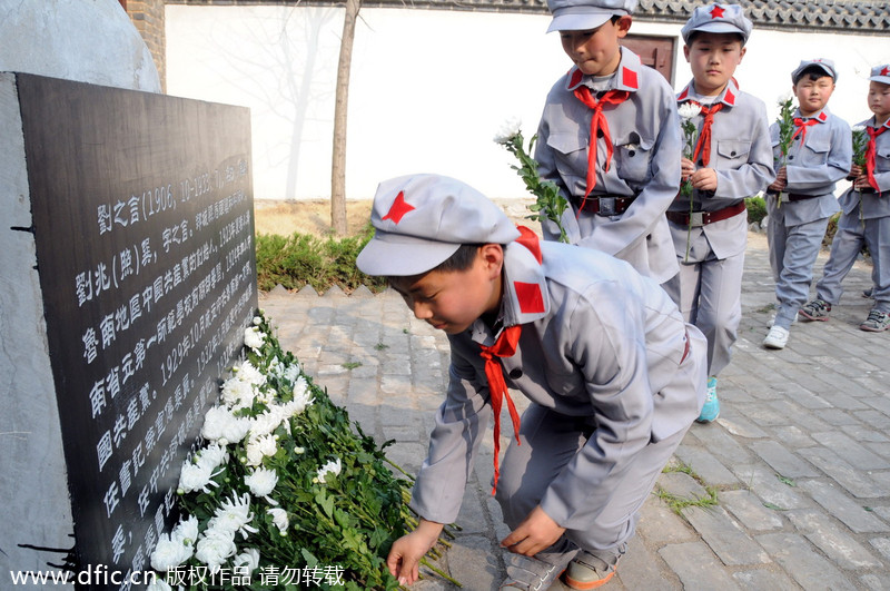 Students honor martyrs before Qingming Festival