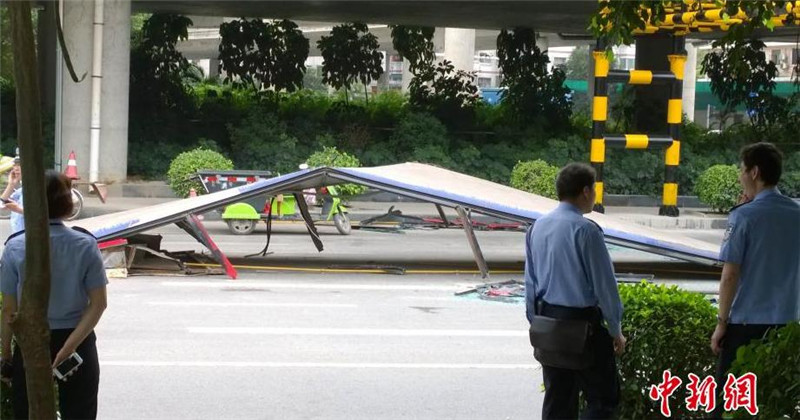 10 injured when bus loses roof