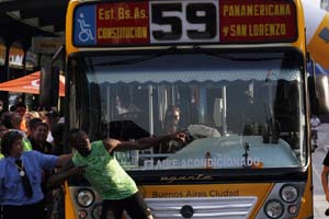 10 injured when bus loses roof