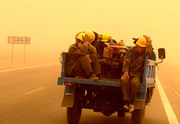 Sandstorm hits Northwest China