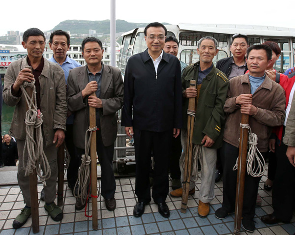 Li communicates with porters, workers in Chongqing