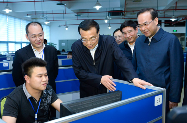 Li communicates with porters, workers in Chongqing