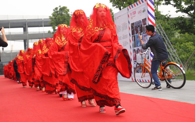 Alibaba staff hold group wedding