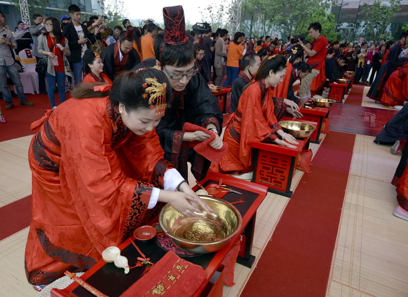 Alibaba staff hold group wedding