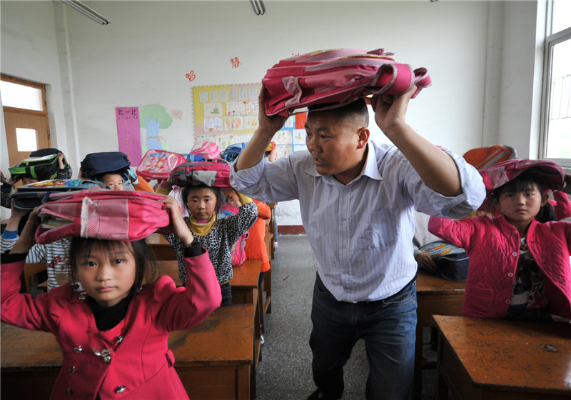 Shandong students dive into earthquake safety