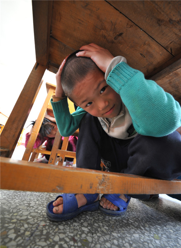 Shandong students dive into earthquake safety