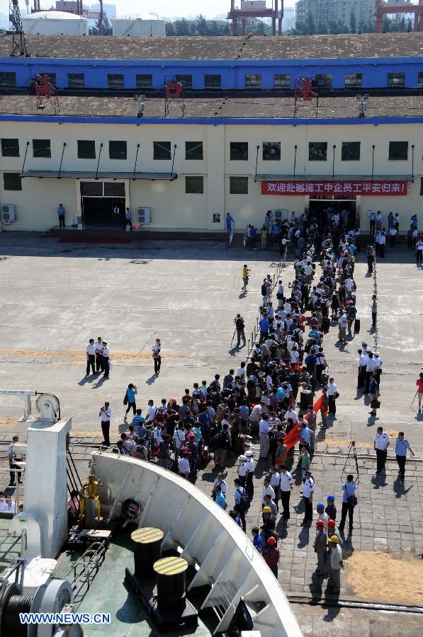 Riot-hit Chinese workers return from Vietnam
