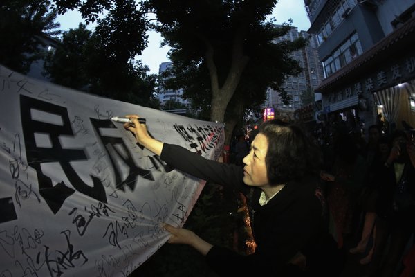 Urumqi residents mourn victims of terrorist attack