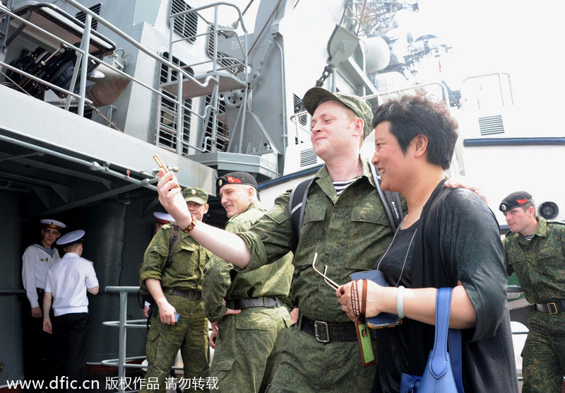 Shanghai crowds flock to China, Russia battleships