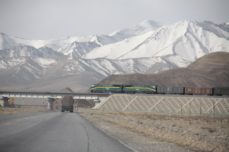 Life of highway maintenance workers on Qinghai-Tibet Plateau