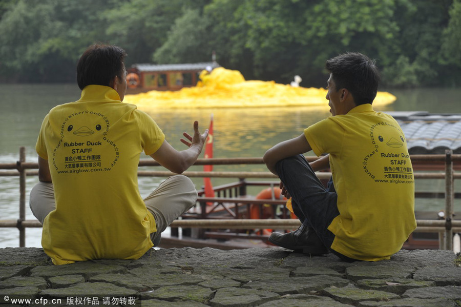 Rubber Duck is inflated in Hangzhou