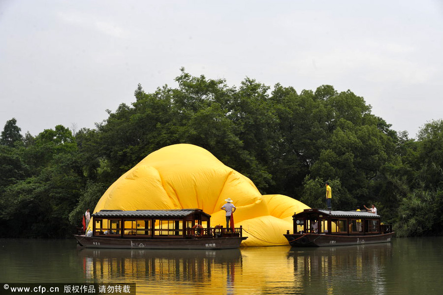 Rubber Duck is inflated in Hangzhou