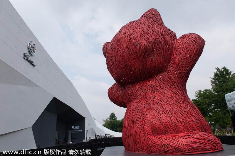 Giant pink kitten displayed in Shanghai