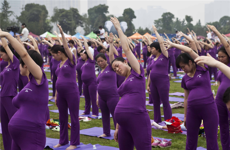 505 pregnant women beat record for group yoga