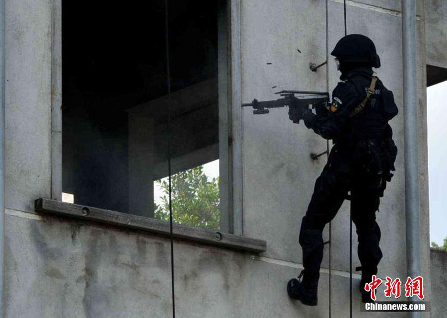 Anti-terror drill held in E China