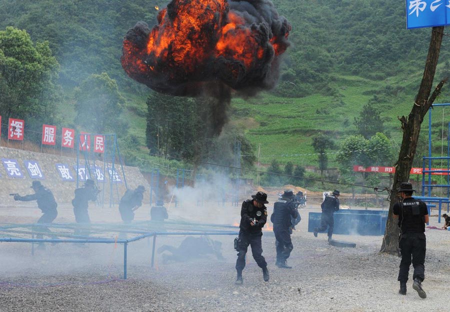 Guizhou SWAT stunts in anti-terrorist drill