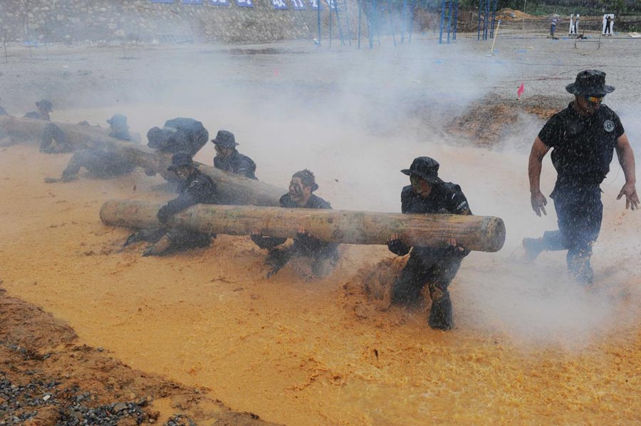 Guizhou SWAT stunts in anti-terrorist drill