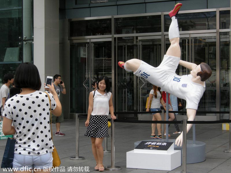 Star statues add heat to Beijing Cup mania