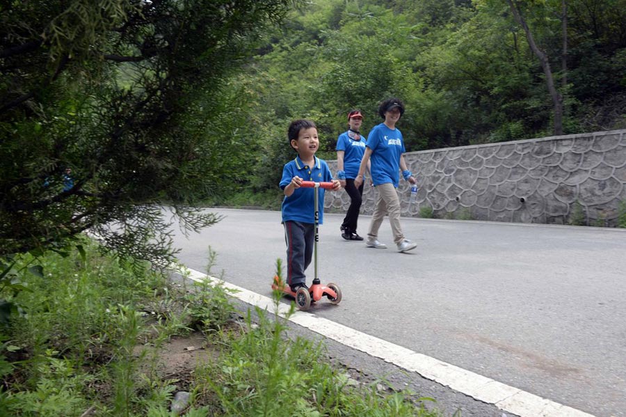 Beijing hikers on foot with love