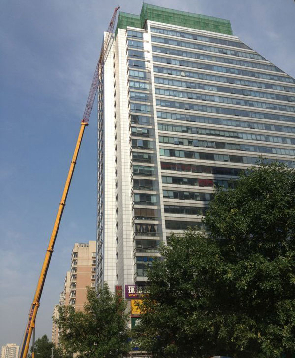 Illegal rooftop structure dismantled in Beijing