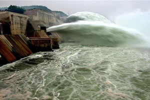 Tourists flock to watch Yellow River waterfall