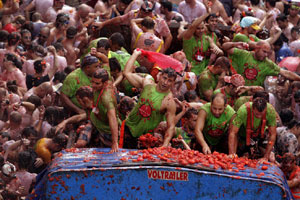 Revelers take part in tomato fight in Beijing