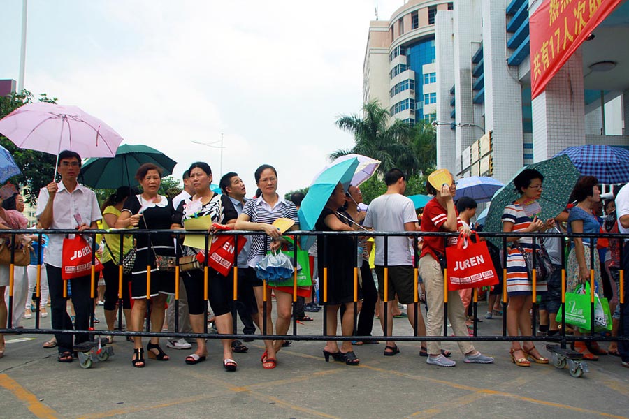 Guangdong parents crowd private school