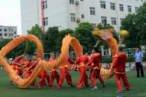 Guangdong parents crowd private school