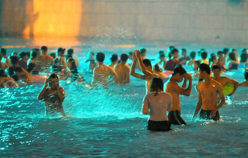 Mermaids splash coolness to Nanjing summer