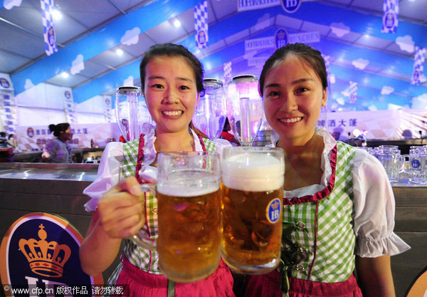 Cheers and bottoms up at beer festival in NE China