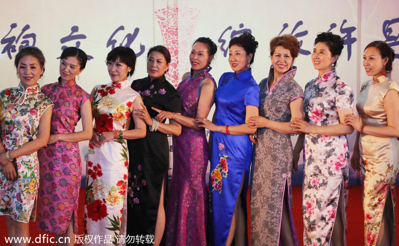 Charming <EM>qipao</EM> wearers strut catwalk in Henan