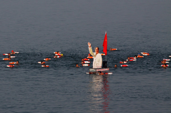 Thousand swim to commemorate Chairman Mao in Hubei