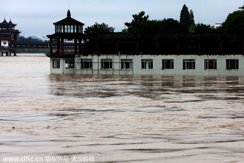 Thousands flee as rain lashes Hunan, Anhui