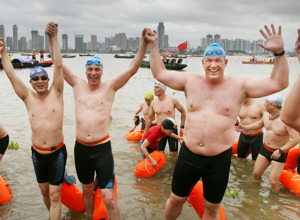 Swimmers cross Yangtze River to honor Chairman Mao