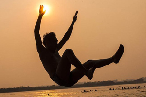 Swimmers cross Yangtze River to honor Chairman Mao