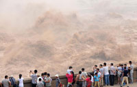Yangtze River sees first flood peak this year