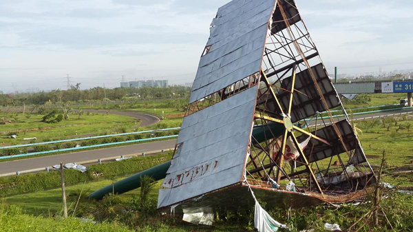 Strongest typhoon in 40 years hits Haikou