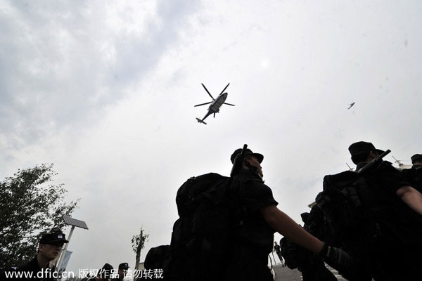 Beijing police hold anti-terror drill