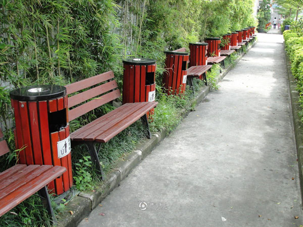 150 trash bins on a 200-meter street