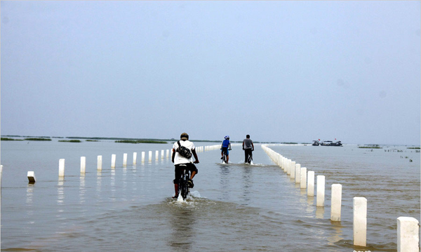 Highway submerged under water in Jiangxi