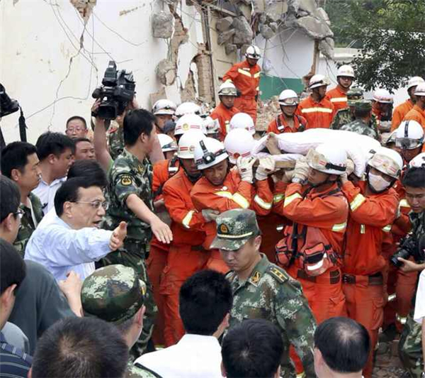 Premier Li visits Yunnan quake site