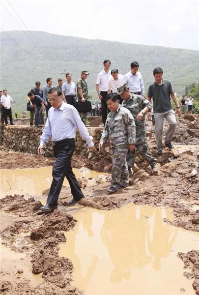 Premier Li visits Yunnan quake site