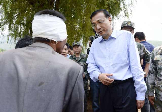 Premier Li visits Yunnan quake site