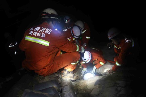 Rescuers race against time after SW China quake