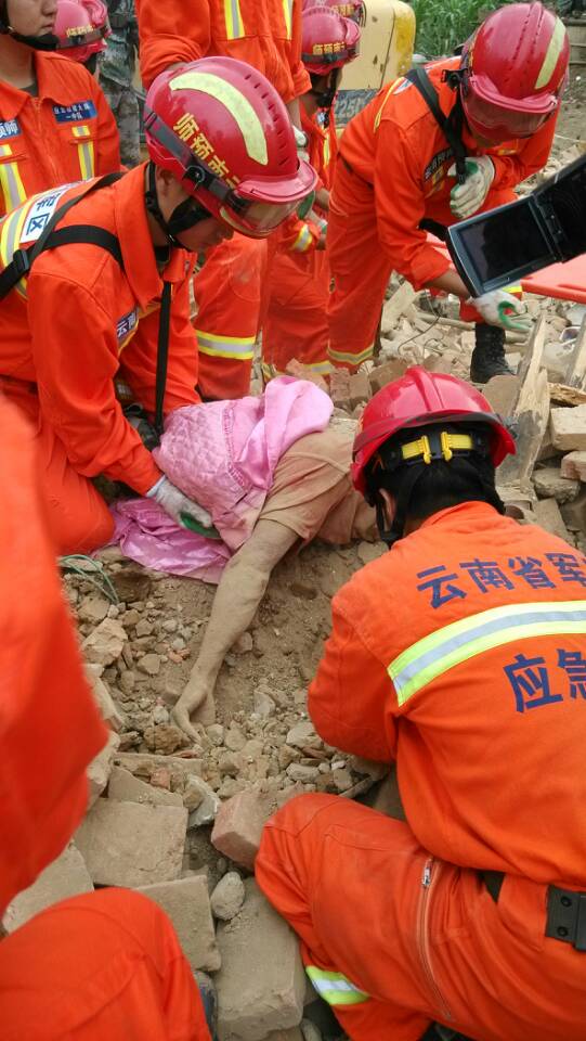 Rescuers race against time after SW China quake