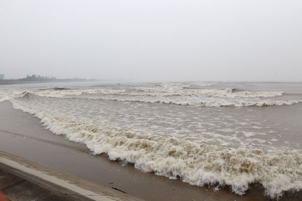 Qiantang river tide drenches spectators