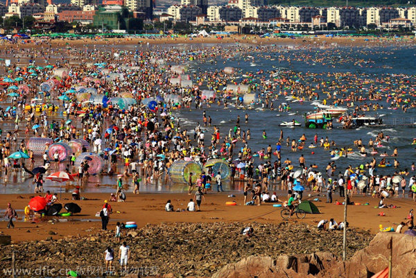 Tourists swarm to beaches despite early autumn