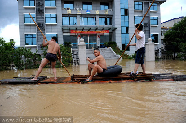 Emergency rescue in flood stricken E China