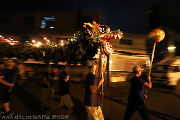 Dancing dragon fires up Mid-Autumn Festival celebrations