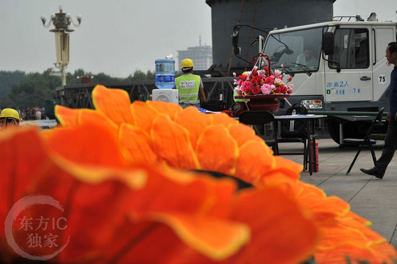 Tian'anmen Square dresses up for National Day